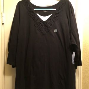 Catherine’s black 3/4 sleeve shirt